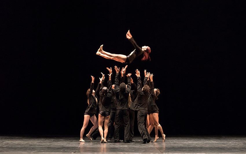 Acosta Danza performing 'Alrededor no hay nada.' Courtesy of Andrew Lang / Acosta Danza.