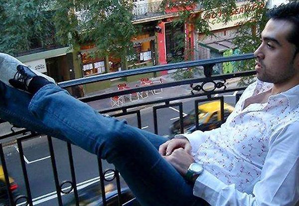 Leonardo Sardella relaxing in Buenos Aires. Courtesy of the artist / Tango La Nacional.