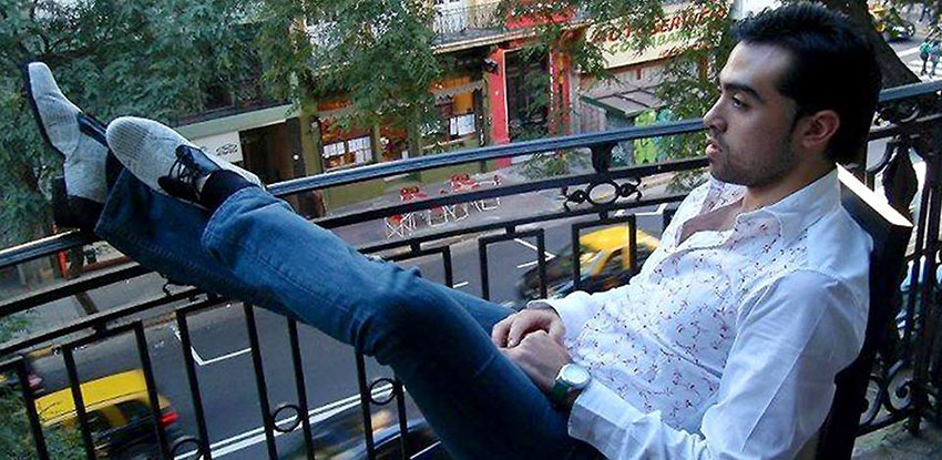 Leonardo Sardella relaxing in Buenos Aires. Courtesy of the artist / Tango La Nacional.