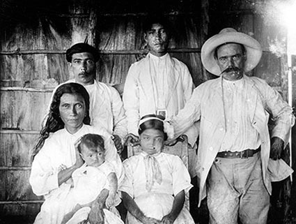 The family of a Spaniard and a Taíno woman in Cuba (1919). Courtesy of Mark Raymond Harrington / NMAI.