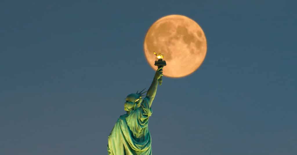 Buck Moon, the July full moon rises over New York City (David M. Sacerdote/Dreamstime)
