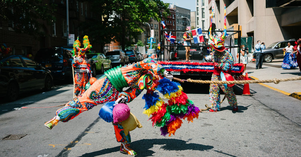 Diablo Cojuelo cracks the whip at the 2020 National Dominican Day Parade (Cindy Trinh/New York Latin Culture Magazine)