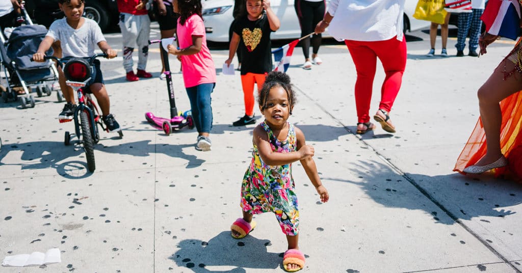 Young fan at the 2020 National Dominican Day Parade (Cindy Trinh/New York Latin Culture Magazine)