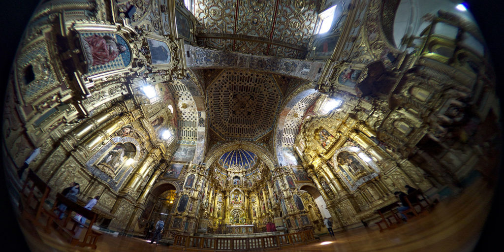 San Francisco Church crossing, Quito (Mfmegevand/Dreamstime)