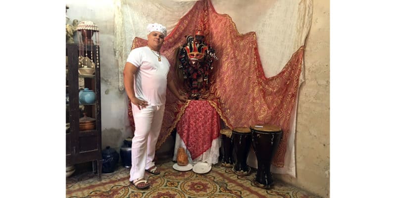 Cuban Santería altar (Héctor Méndez Caratini)
