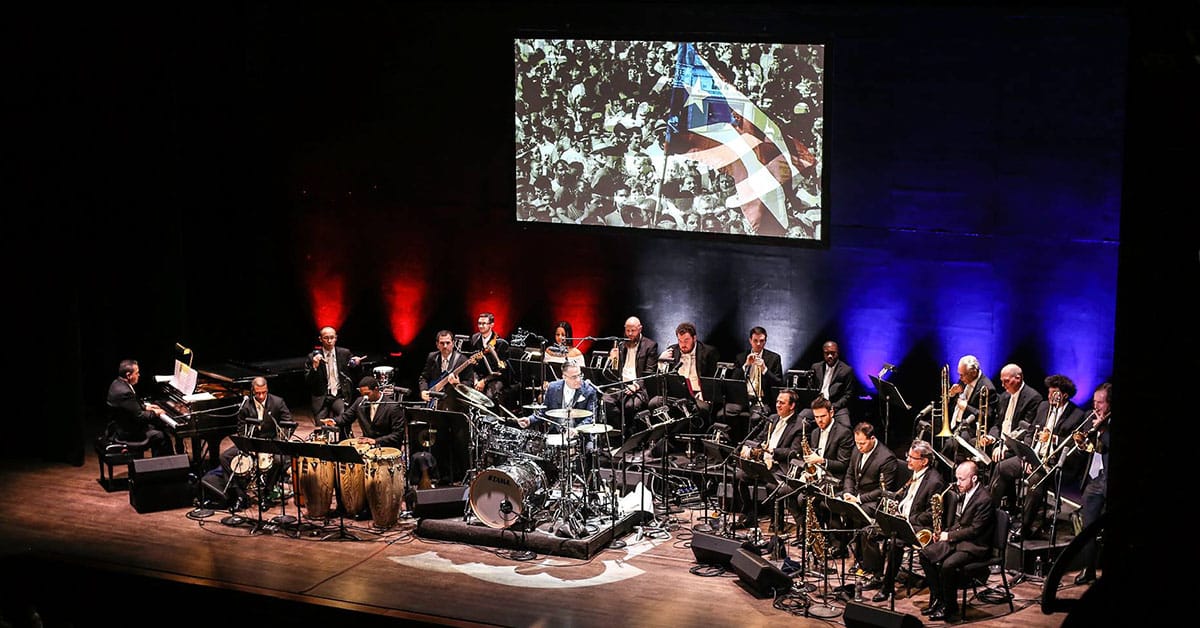 بوبي سانابريا فرقة كبيرة متعددة الكون؛ مع أنطوانيت مونتاج وجنيفر جايد ليديسنا وجانيس سيغال؛ استمتع بعزف موسيقى الجاز في قاعة الموسيقى الجديدة Bronx