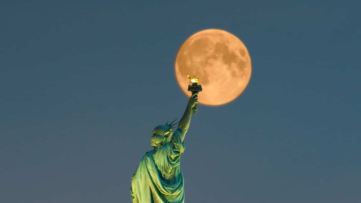 Buck Moon over New York City (David M. Sacerdote/Dreamstime)