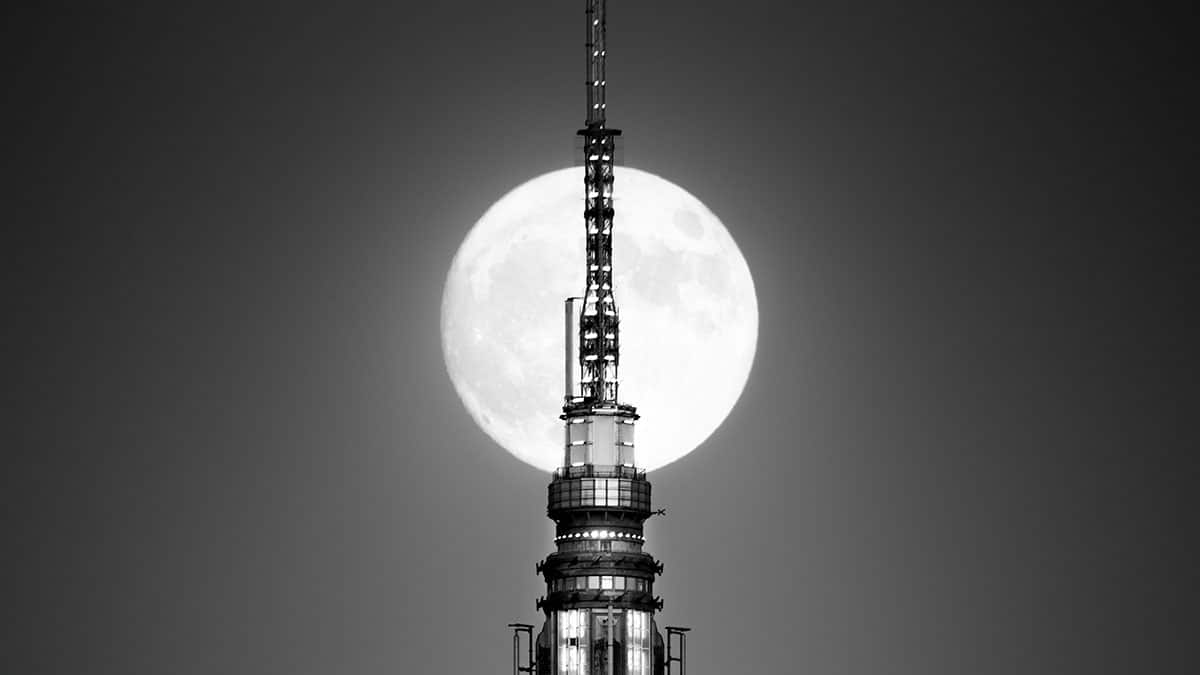 Snow Moon rising over the Empire State Building (Mihai Andritoiu/Dreamstime)