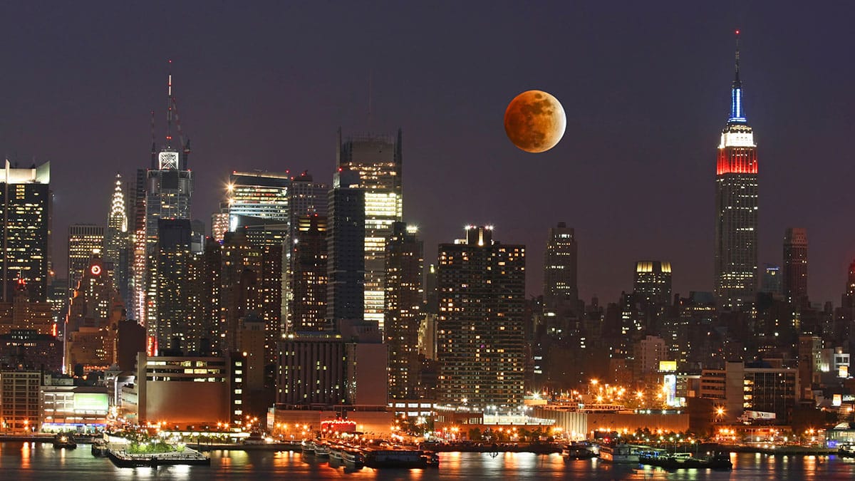 Hunter's Moon over New York City. (Gary718/Dreamstime)