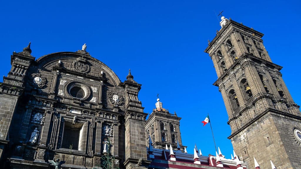 Cinco de Mayo, flag over Puebla Cathedral (Manu Arteaga/Adobe)