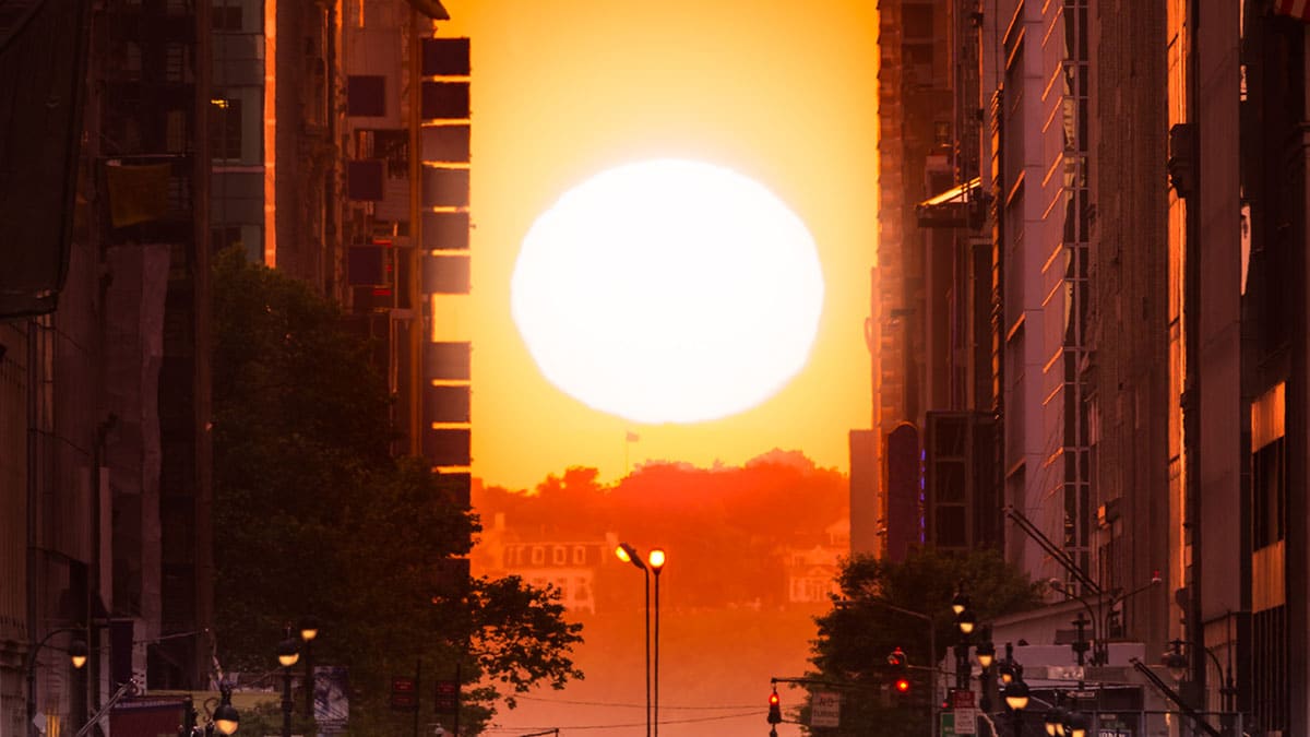 Manhattanhenge on 42nd St (Mihai Andritoiu/Dreamstime)