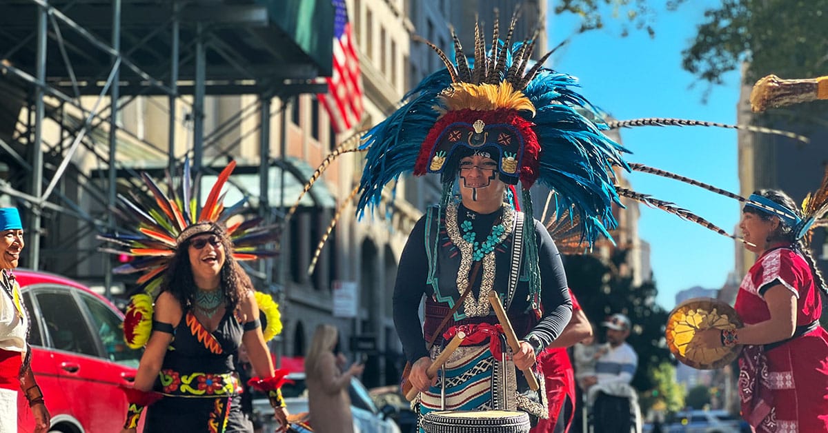 Парад корінних народів американського континенту в Нью-Йорку 2023 року збирає всіх корінних народів та їхніх друзів