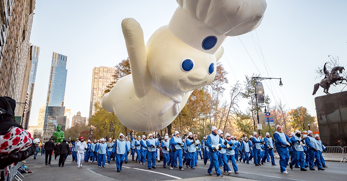Bei der Macy's Thanksgiving Day Parade gibt es Luftballons, Festwagen, Blaskapellen, Jon Batiste, Cher und den Weihnachtsmann