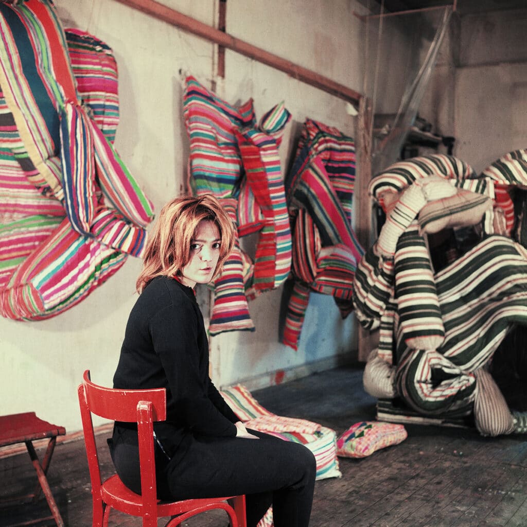 Marta Minujín in Paris, with her first multicolored mattresses, 1963. Marta Minujín Archive. ©
Marta Minujín, courtesy of Henrique Faria, New York and Herlitzka & Co., Buenos Aires.