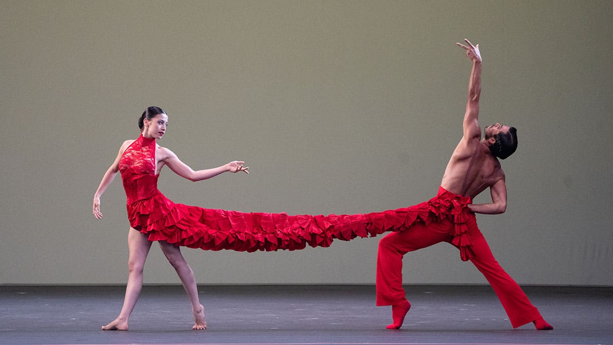 Ballet Hispanico at the 92nd Street Y, Amanda del Valle and Omar Rivéra in "Línea Recta" (Steven Pisano/92NY)