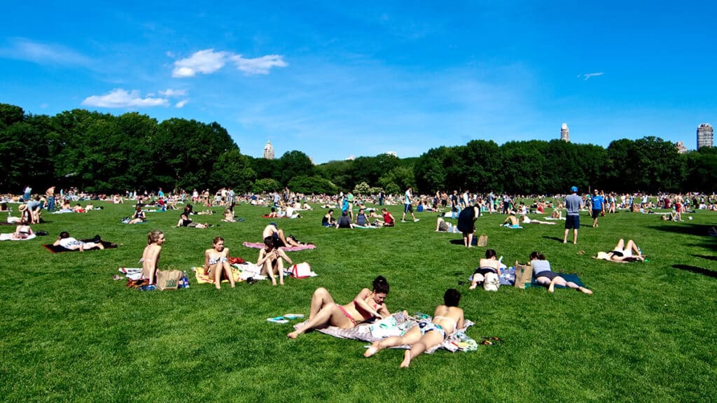 Memorial Day Weekend in New York City (Breakers/Dreamstime)