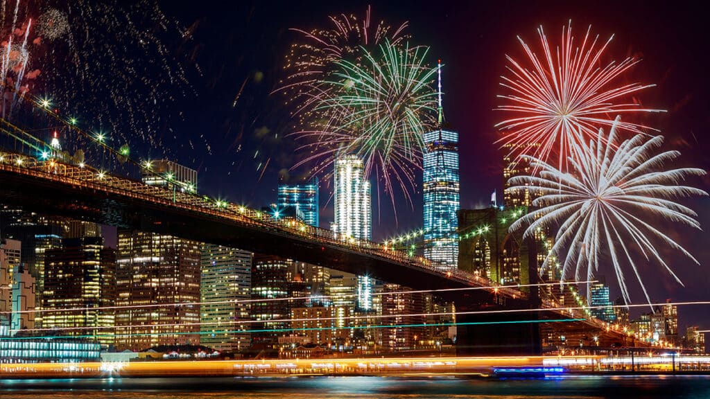 Macy's 4th of July Fireworks on the East River (Potovs/Dreamstime