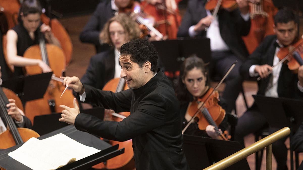 Andrés Orozco-Estrada conducting the Reina Sofía School Orchestra (Dana Balajovsky)